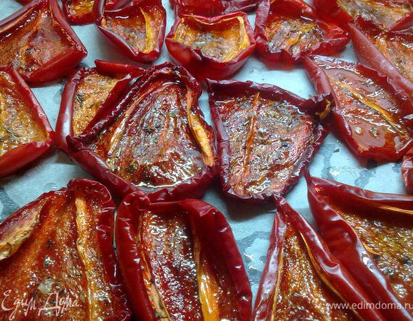 поставить противень с перцем в духовку (120 гр) и вялить 4 часа.Достаем перец и складываем в банку,можно переслоить порезанным чесночком,залить перец маслом.Хранить в холодильнике.