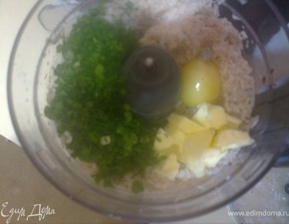 добавить молоко, сливочное масло, яичный желток, соль, мелко порубленную зелень и хорошо перемешать