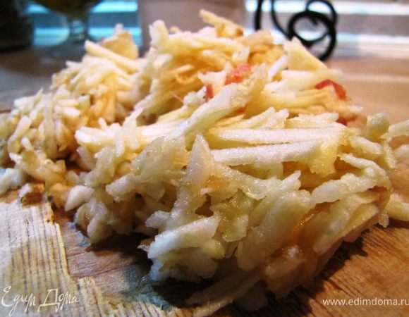 Яблоко натереть на крупную терку