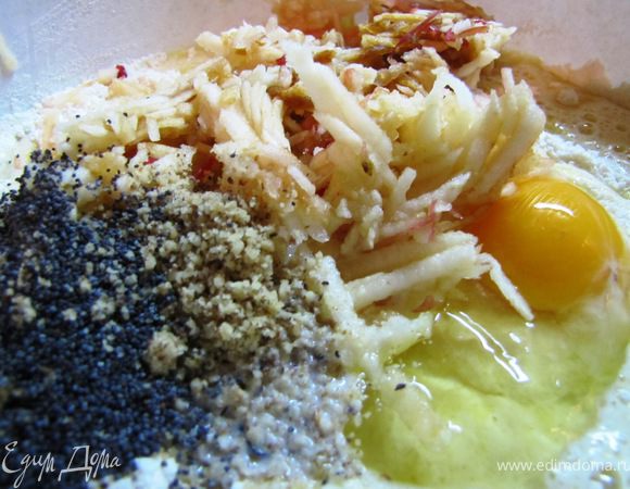 Добавить молоко, яйцо, яблоко, орехи и мак, перемешать миксером 2-5 минут