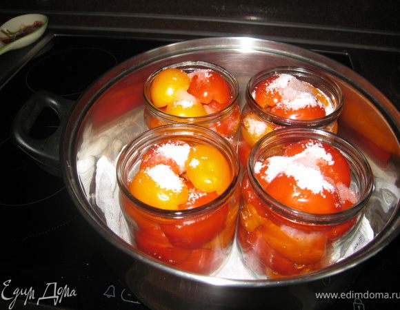 Банки помыть. Крышки залить кипяченной водой, прокипятить 5 минут.
Помидоры разрезать пополам, вдоль.Уложить в банки срезами вниз плотно, но без фанатизма. Сверху на помидоры насыпаем соль, сахар, наливаем уксус. 