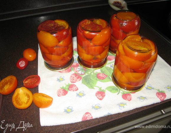 Как только вода в кастрюле закипела, выключаем  огонь, достаем банки, закатываем и укутываем до полного остывания.  Естественно можно закрывать в любых банках, но тогда не забудьте рассчитать количество сахара, соли и уксуса. В готовых помидорах уксус совершенно не чувствуется. ПРИЯТНОГО АППЕТИТА!