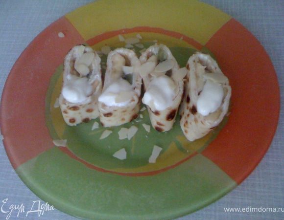 Готовим обычные блинчики, кто как привык)))

Смазываем взбитой сметанкой, выкладываем фрукты, заворачиваем в рулетик. Ставим в холодильник на пару часов.
Разрезаем, посыпаем миндальными лепестками, сахарной пудрой.
