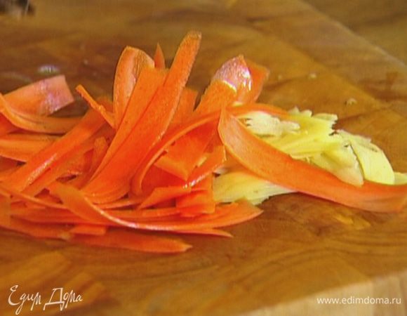 Имбирь и морковь почистить, картофелечисткой нарезать тонкими длинными полосками.