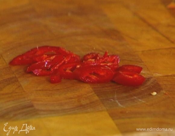 Чили нарезать кольцами.