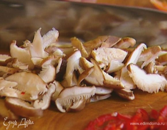 Грибы почистить и порезать пластинками.