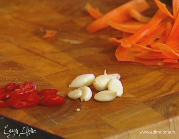 Чеснок почистить, если зубчики небольшие, резать их не нужно.