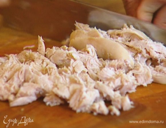 Куриную грудку отварить, затем вынуть из бульона, остудить и порезать небольшими кубиками. 