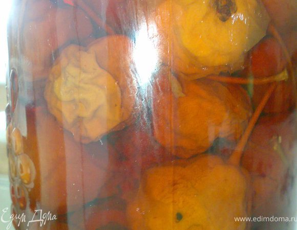 Готовое варенье разложить по сухим стерильным банкам и закатать.