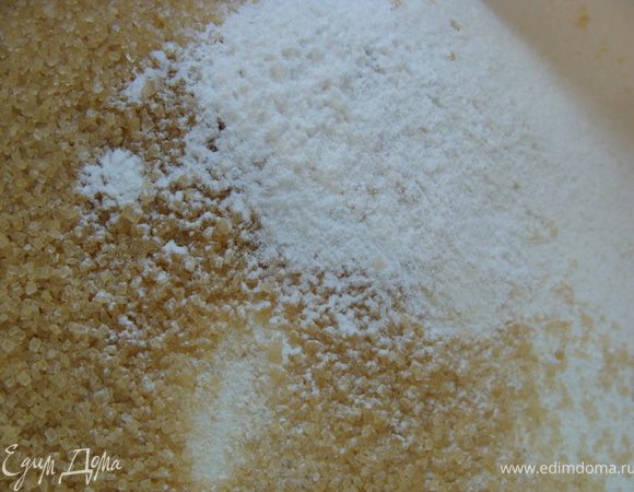 Разогрейте духовку до 180 С. Возьмите квадратную форму 20х20, застелите ее бумагой для выпекания.
Смешайте муку, сахар, разрыхлитель и соль. 