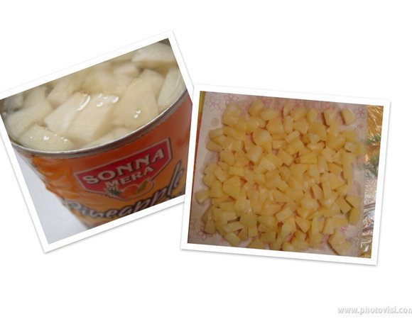 Сливаем жидкость из ананасов (она нам потребуется для глазури), подсушиваем их.

Note: сначала я использовала ананас консервированный (кусочки), а во второй раз - свежий, как и кокос (покупные кокосовые хлопья/мелко порубленная мякоть кокоса). Получается одинаково вкусно, НО ананас нужно хорошо подсушить, т.к. он (особенно консервированный) дает много сока и наполнитель получается слишком жидким. 
Также лучше порезать ананас помельче (даже консервированные кусочки), тогда он не будет сильно выглядывать из-под глазури, получатся ровные "брусочки".