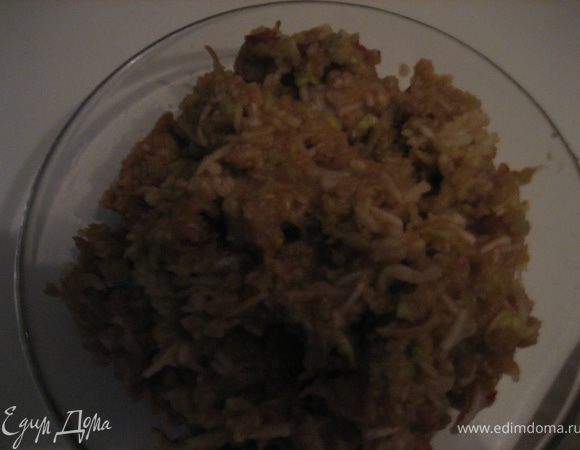 Яблоки очистить, натереть на средней терке, полить лимононным соком.