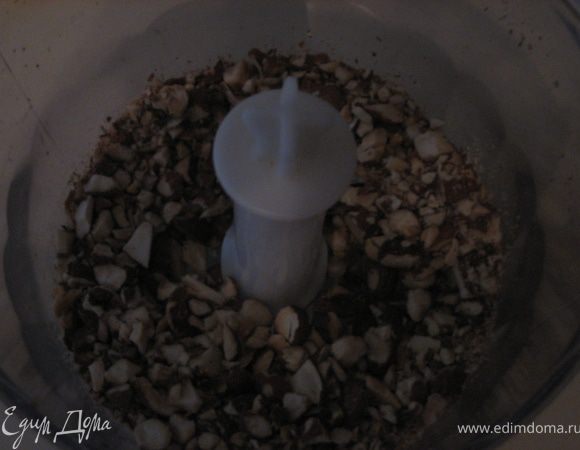 Миндаль обжарить на сухой сковородке, остудить, измельчить в блендере на крупные куски.