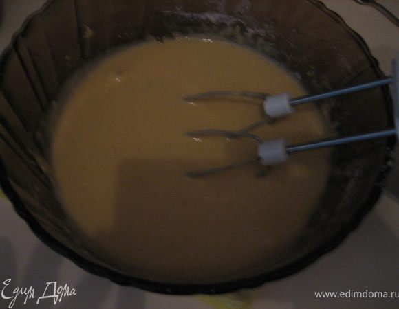 В глубокую миску просеять муку, смешанную с разрыхлителем, добавить сахар, несколько капель ванили, размешать. Вбить яйца и хорошо вымешать массу миксером на малой скорости. Продолжая вымешивать, влить растопленное масло.