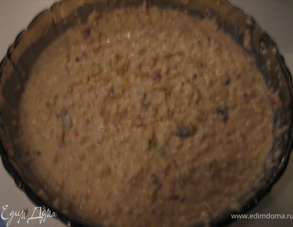 Добавить в тесто миндаль, изюм, яблоки, тщательно вымешать.