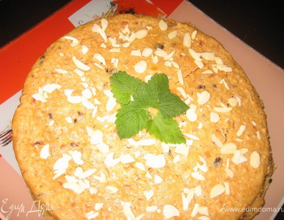 Застелить форму с высокими бортиками бумагой для выпечки (у меня силиконовая, поэтому бумага не нужна)и выпекать около 45 минут. Не передержите пирог в духовке, чтобы текстура теста не стала твердой. Пирогу дать остыть в форме, потом переложить на блюдо.
Заварите чашечку ароматного чая и наслаждайтесь этим прекрасным осенним месяцем, который дарит нам столько всего яркого и вкусного!!!