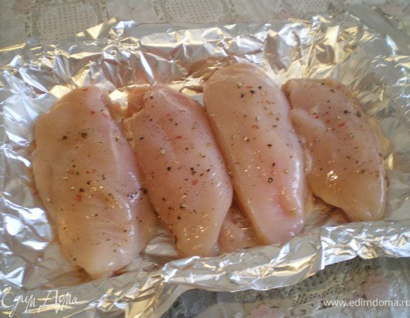 Филе натереть солью и смесью перцев. Уложить в противень, смазанный растительным маслом.