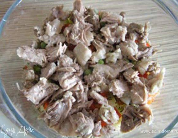 Свинину нарезать на кусочки, выложить поверх овощей.