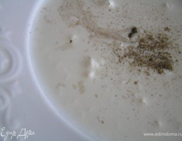 Приготовить заливку. Смешать сметану и молоко, добавить молотый перец. Залить в форму поверх овощей.