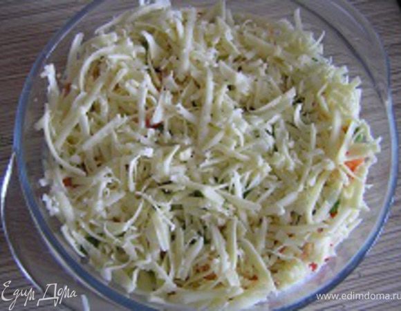Сыр натереть на терке, посыпать сверху овощи. 