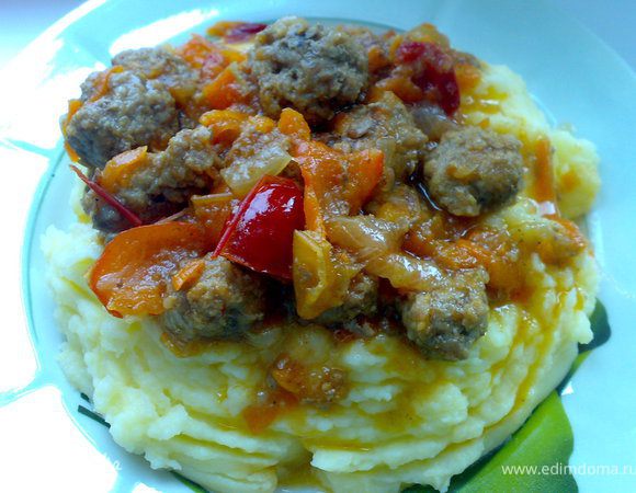 Готовый мясной соус подаем с картофельным пюре!