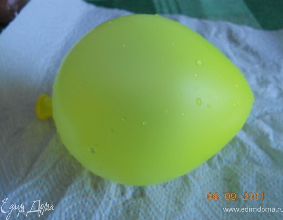 шарики наполняем холодной водой и надуваем немного