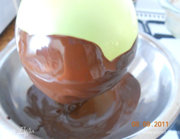 в расстопленный шоколад опускаем шарик, и прокручиваем его несколько раз , так чтобы половина шарика была покрыта слоем шоколада