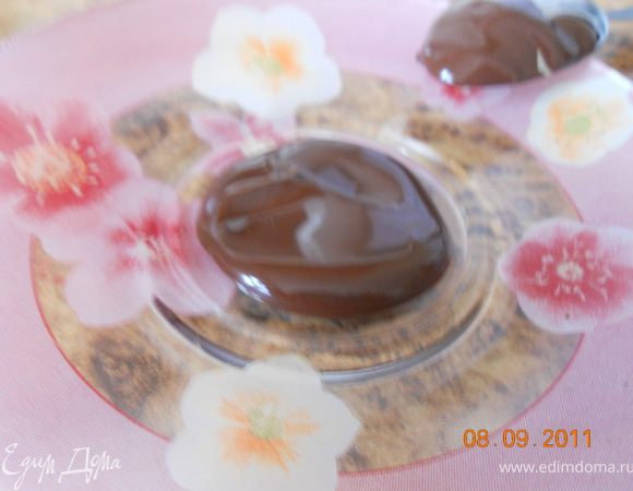 на блюдце ложкой выкладываем немного шоколада и рисуем круг