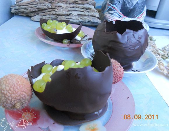 через час вынимаем наши креманки с шариками, аккуратно иголочкой лопаем шарик, он легко отстает от стенок наших креманок!
выливаем воду и выкидываем шарик 
 обрезаем края, и наполняем начинкой
можно отправить креманки в холодильник и вынуть перед подачей!
Приятного аппетита!