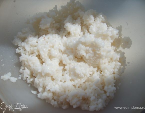 Рис отварить, промыть,чтобы он получился рассыпчатым