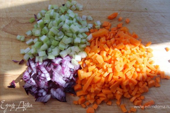 Морковь, лук, сельдерей нарезать мелкими кубиками