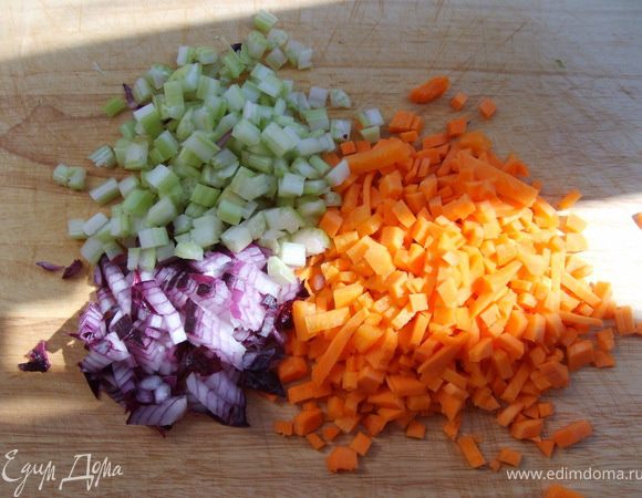 Морковь, лук, сельдерей нарезать мелкими кубиками