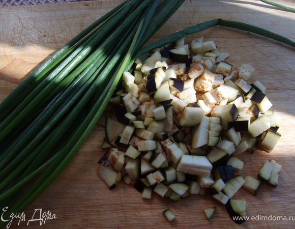 Баклажан также нарежьте маленькими кубиками, лучок промойте и обсушите, и крупно нарежьте