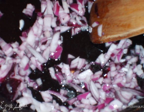 Обжарить минутку лук репчатый,
