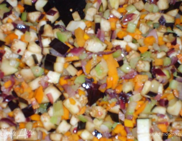 Добавить к нему морковь и сельдерей, обжарить еще минутки 3. Добавить туда же баклажаны и потушить еще минутки 3-5, на слабом огне