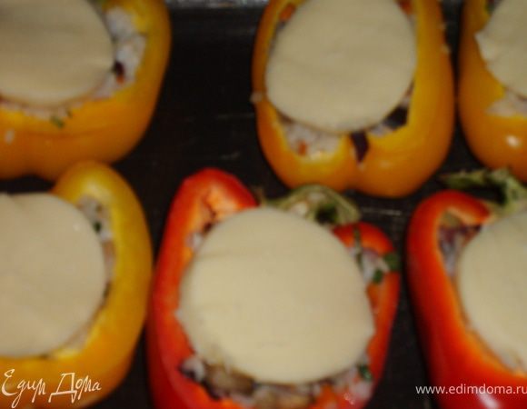 Через 15 минут поверх перцев выложить ломтики моцареллы,  и запекать еще 15 минуток