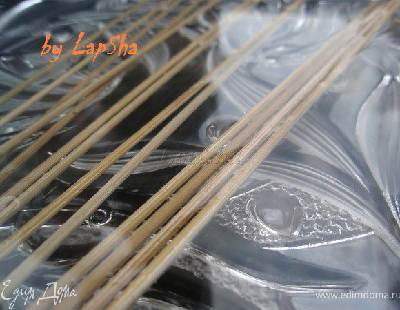 Первым делом надо замочить шпажки. Делается это для того, чтобы в процессе готовки они не подгорели.