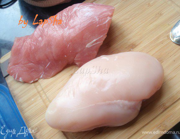 Подготовим мясо. Помоем, отрежем все лишнее, просушим. Существует множество вариантов подобных шашлычков, так что это может быть и рыба, и креветки, и овощи, и язык и говядина, и субпродукты, например, куриные сердечки. Вобщем все что ваша душа пожелает. 