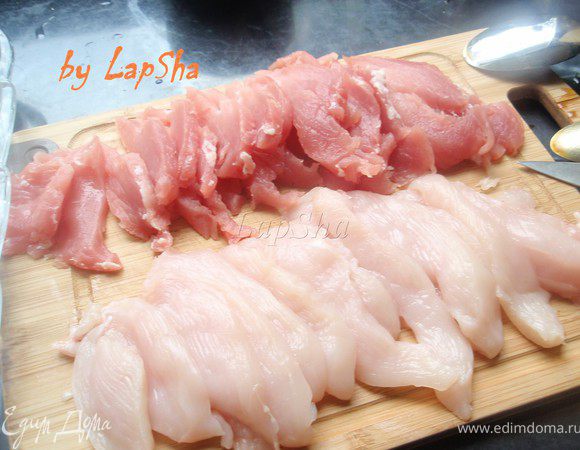 Нарезать нужно на довольно тонкие ломтики. Процесс приготовления очень короткий, надо чтобы мясо успело приготовиться.