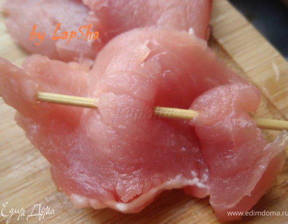 Мясо насаживаем на шпажки волнами, как на фото. 