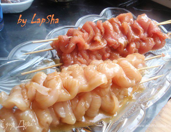 Шашлычки смазать соусом с помощью кулинарной кисточки. Или просто хорошо полить, чтобы соус пропитал каждый миллиметр мяса. Примерно треть соуса оставим для поливки готового мяса.