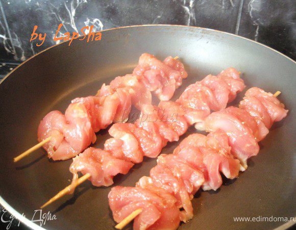 Если у вас есть сковорода-гриль, то используйте ее, я пока не обзавелась, так что у меня обычная. На сухую сковороду кладем наши шашлычки. Куриные обжариваем с каждой стороны по 2 минуты, свиные по 3. 