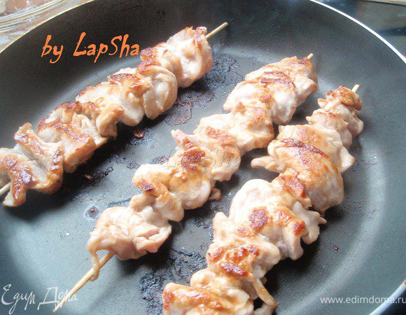 Следите, чтобы все кусочки прилегали к  сковороде и равномерно приготавливались. 