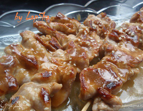 Готовые шпажки положить на тарелку, полить оставшимся соусом и присыпать кунжутом. Приятного аппетита! 