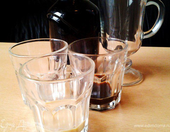 Сливки взбить, кофе сварить. Отмерить нужное количество каждого ликера. 
