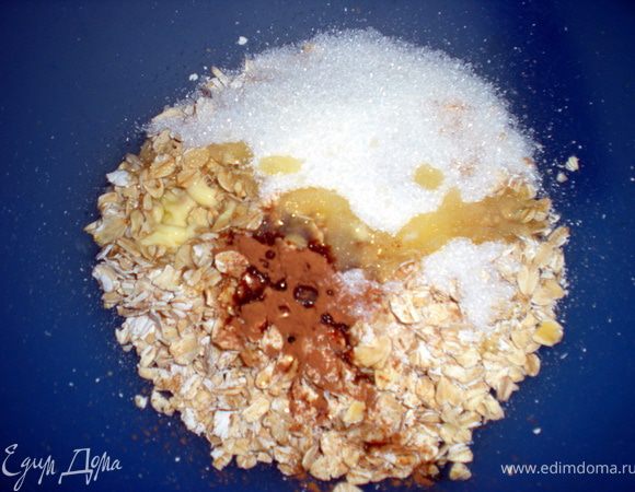 Смешать хлопья с сахаром,корицей,маслом.Добавить ягоды,у меня черная смородина.