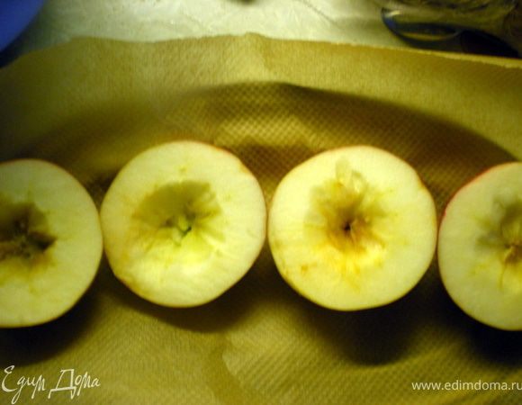 Выложить яблоки на противень, застеленный бумагой.