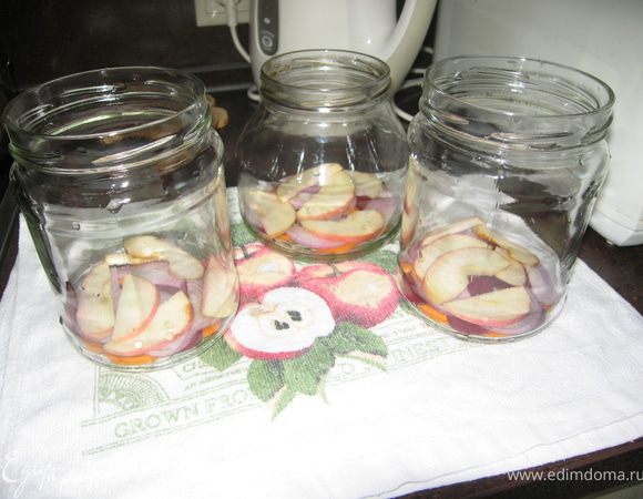 Банки моем. Крышки заливаем кипяченной водой, кипятим 5 минут.
Овощи чистим и нарезаем колечками яблоко разрезаем, удаляем сердцевину с семенами  и нарезаем дольками. Овощи и яблоко раскладываем по банкам.