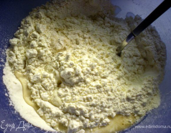 Просеять муку с солью,добавить вино.