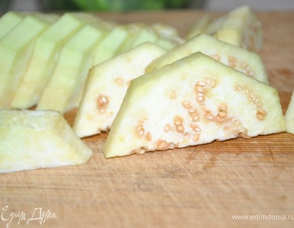 Баклажаны разрезать вдоль напополам и потом тонкими дольками. Посолить, оставить на время, чтобы выделился сок. Сок слить.